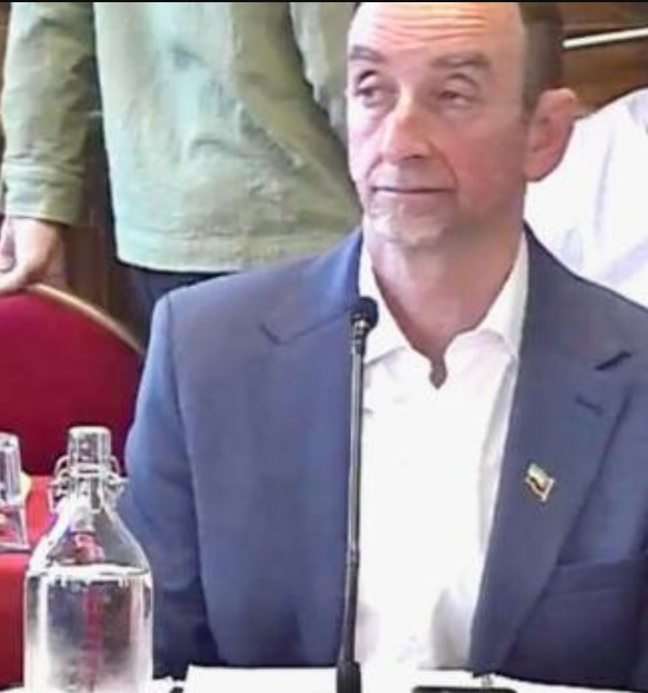 Réactions au communiqué du maire